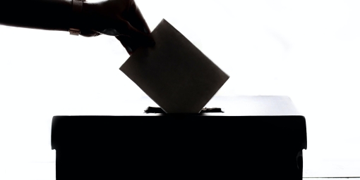 Photo: putting the voting card into the ballot box, author: Element5 Digital