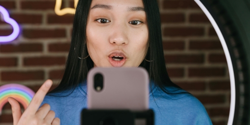 photo of a woman recording herself on the phone, photo by Ivan Samkov