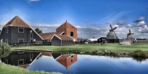 Brown Gray Barn House W Pobliżu Wiatraka W Ciągu Dnia; autor: Burak Aydin